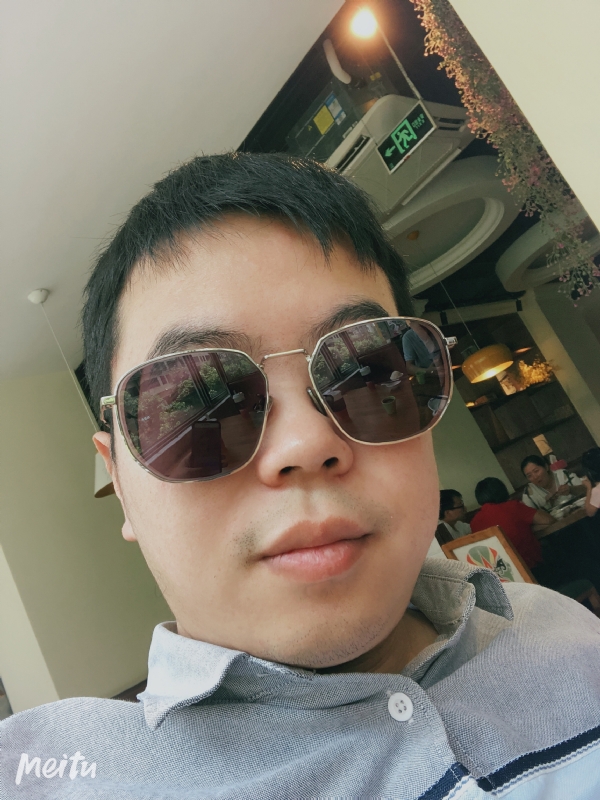 月台等路人的第一张照片--台湾父母相亲团